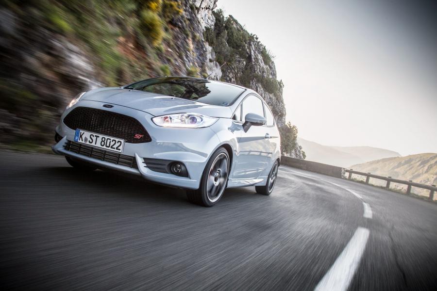  Ford Fiesta ST200 2016 года  (фото 19 из 36)